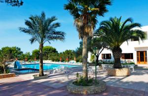A piscina localizada em Hotel Ca Marí ou nos arredores