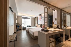 una camera d'albergo con un letto e un bagno di Paco Hotel Canton Tower Pazhou a Canton