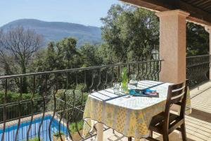 Vue sur la piscine de l'établissement Le Nest ou sur une piscine à proximité