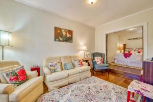 ein Wohnzimmer mit Sofa und ein Schlafzimmer in der Unterkunft English Roses in Lake Junaluska