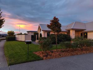 a house with a mailbox in the front yard at Courtenay B & B in Kaiapoi