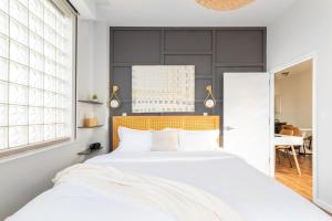 The Modernist Hotel客房内的一张或多张床位