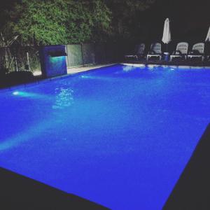 a large blue swimming pool with chairs around it at Luna de Colon in Colón