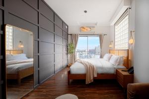长岛市The Modernist Hotel的一间有两张床和一扇大窗户的卧室
