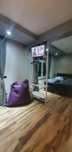 Zimmer mit einem Etagenbett und einem Flachbild-TV in der Unterkunft Fashion Villa in Bad Nauheim