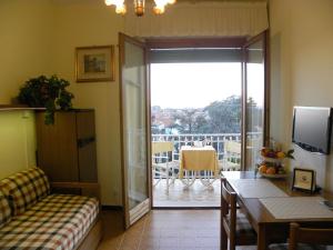 Area soggiorno di Apartment in Pietra Ligure with communal terrace