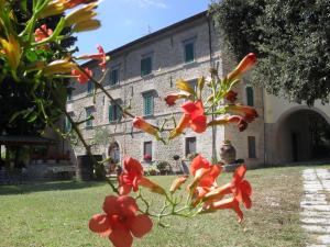 A garden outside Belvilla by OYO Splendid Farmhouse with Jacuzzi
