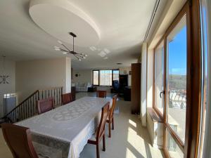 uma sala de jantar com uma mesa e vista para um quarto em Sea Sunrise Vila em Balchik