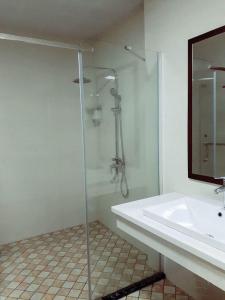 un baño con ducha y lavabo en LUXURY II HOTEL, en Ha Long 29 fotos más
