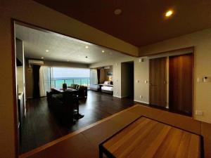 duży salon z widokiem na ocean w obiekcie Coral Palace Onna by Sunset Avenue w mieście Onna