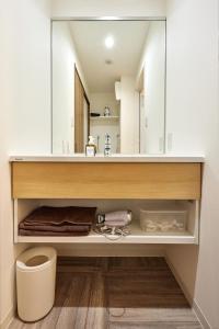 baño con espejo grande y lavabo en A.A.O BLDG. NAMBA en Osaka