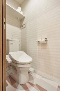 baño con aseo y papel higiénico en A.A.O BLDG. NAMBA en Osaka