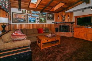 Et opholdsområde på Moonridge Cottage-1817 by Big Bear Vacations