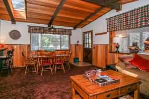 Et opholdsområde på Moonridge Cottage-1817 by Big Bear Vacations