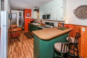 Køkken eller tekøkken på Moonridge Cottage-1817 by Big Bear Vacations + 8 billeder