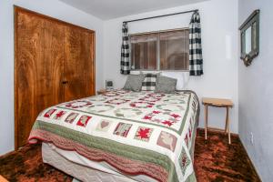 En eller flere senge i et værelse på Moonridge Cottage-1817 by Big Bear Vacations
