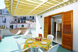 un patio avec une table et des chaises sur un balcon dans l'établissement Moressa, à Praiano
