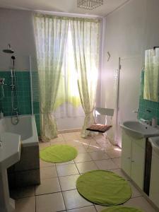 Kylpyhuone majoituspaikassa Domaine de la Vivarié