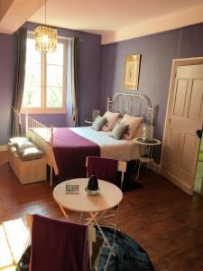 1 dormitorio con cama, mesa y ventana en Domaine de la Vivarié, en Castres