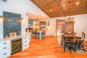 een keuken en eetkamer met een tafel en stoelen bij Alpine Chalet-1840 by Big Bear Vacations in Big Bear Lake