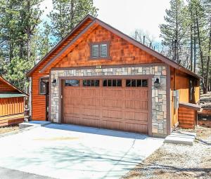 een huis met een garagedeur en een oprit bij Alpine Chalet-1840 by Big Bear Vacations in Big Bear Lake