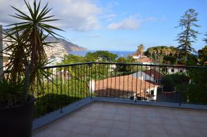 balcón con vistas al océano en Villa Jasmineiro, en Funchal