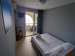 Un dormitorio con una cama con un animal de juguete. en Hotel Exsel Victoria, en Saint-Pierre