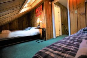 Een bed of bedden in een kamer bij Pet Friendly Condo In Waterville Estates Close To Campton Ski Area - Kr2ae