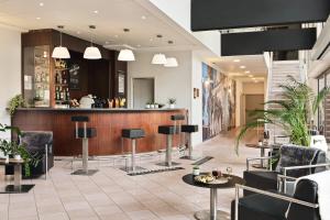 De lounge of bar bij Holiday Inn Toulon City Centre, an IHG Hotel