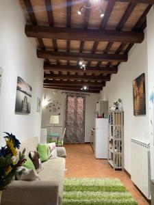 a living room with a couch and a refrigerator at Appartamento Via G Mameli 94 in Spoleto