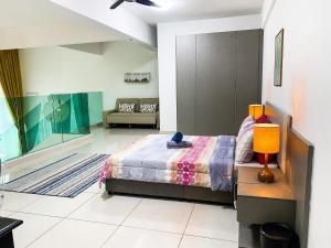 a bedroom with a bed and a couch at The Luxe @ EvoSoho Suites in Kampong Sungai Ramal Dalam
