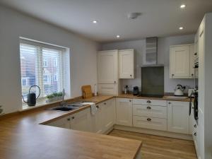 A kitchen or kitchenette at The Stables a Contractor Family 2 bed Town House in Central Melton Mowbray