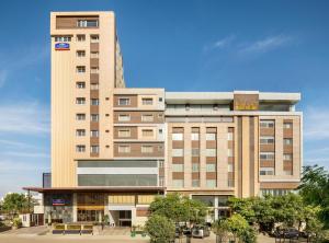 ein großes Hotelgebäude mit einem großen Turm in der Unterkunft Howard Johnson by Wyndham Udaipur Roop Nagar in Udaipur