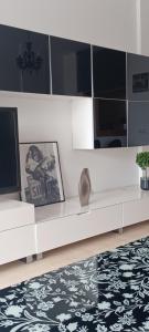 ein Wohnzimmer mit einem TV und einem weißen Regal in der Unterkunft Sunset Apartment Aguadulce in Aguadulce