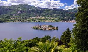 a small island in the middle of a lake at Residence Casa Coppa Appartamento Maple in Omegna