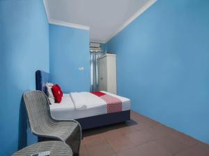 Tempat tidur dalam kamar di OYO 91005 Cottage Putra Mutun Beach