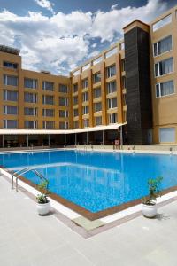 ein großer Swimmingpool vor einem Hotel in der Unterkunft Devka Beach Resort in Daman