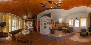 un ampio soggiorno con un grande soffitto in legno di Kings Valley Retreat Apuseni Mountains a Câmpeni