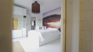 a bedroom with a bed and a painting on the wall at Air Appartement in Zaventem