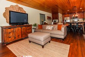 un salon avec un canapé et une télévision à écran plat dans l'établissement Bohemia Big Bear-1926 by Big Bear Vacations, à Big Bear Lake