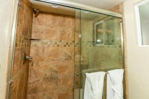 une douche avec une porte vitrée dans une salle de bain dans l'établissement Bohemia Big Bear-1926 by Big Bear Vacations, à Big Bear Lake 22 autres photos