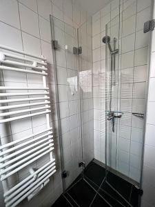 een badkamer met een douche en een glazen deur bij Haus Waldluft Whg. Birke in Cuxhaven