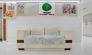 krzesło z kocem w pokoju w obiekcie Treebo Trend Cherry Tree w mieście Indore