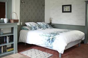 a bedroom with a bed and a book shelf at Le clos des artistes - Chambres d'hôtes in Turny