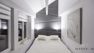 Posteľ alebo postele v izbe v ubytovaní Apartament White R parking w cenie!!!