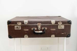 a brown suitcase sitting on top of a table at Suitetti Camere&Relax in San Nicola Arcella