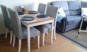 クックスハーフェンにあるVogelsand 343のダイニングルームテーブル(椅子4脚、ソファ付)