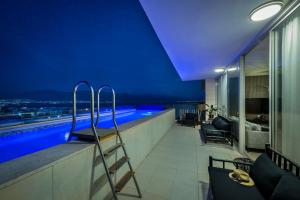 una piscina en un edificio con techo azul en Geffen penthouse pool & view, en Eilat