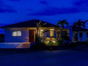 una casa por la noche con las luces encendidas en Grace Villa Miyakojima - Vacation STAY 58441v, en Uechi