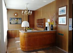 内比乌诺Residence Villa Margherita B&B的大楼内带前台大堂